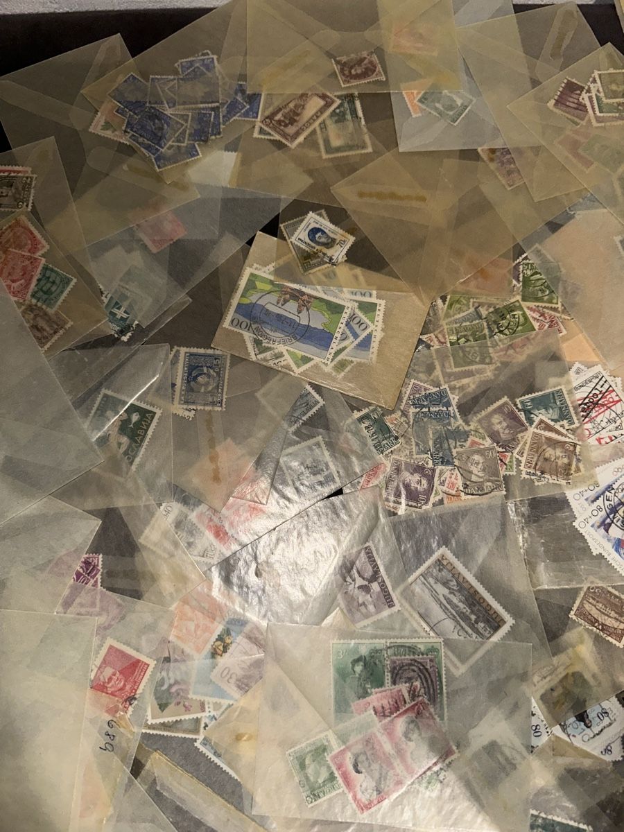 Tutti i francobolli: Viele Tüten mit Briefmarken Weltweit – Usato da Stettfurt venduto da 2442 4