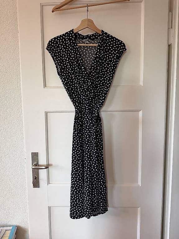 Vestiti: SCHWARZ-WEISSES WICKELKLEID – Usato da Zürich venduto da Nadgb1303