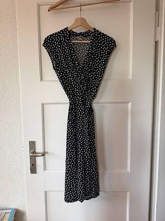 SCHWARZ-WEISSES WICKELKLEID