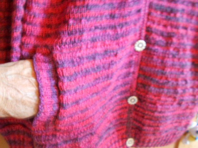 Giacche: Woll-Strickjacke HANDARBEIT Gr 42-46 – Nuovo (secondo la descrizione) da Flühli LU venduto da primula-47 2