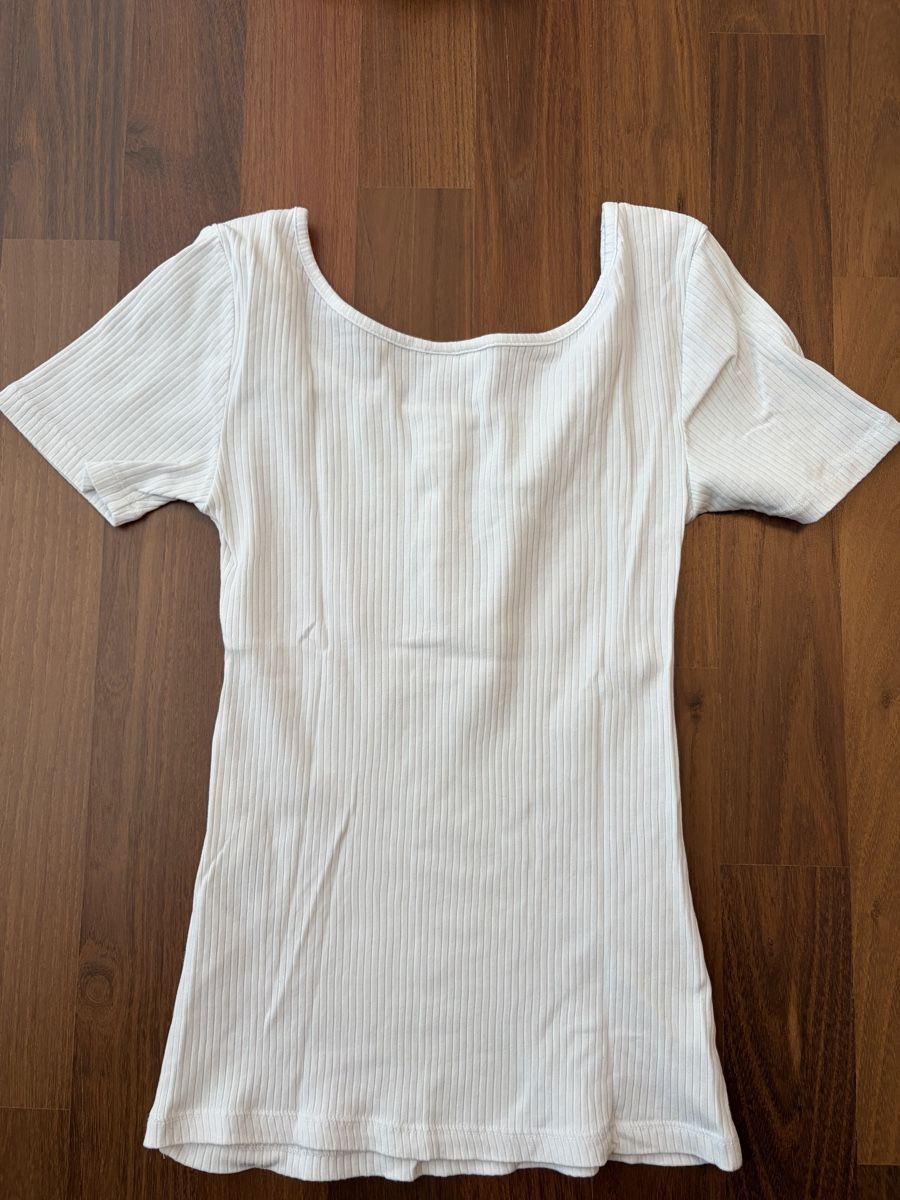 T-shirt: Basic Tshirt  – Usato da Henau venduto da martina_1998 4