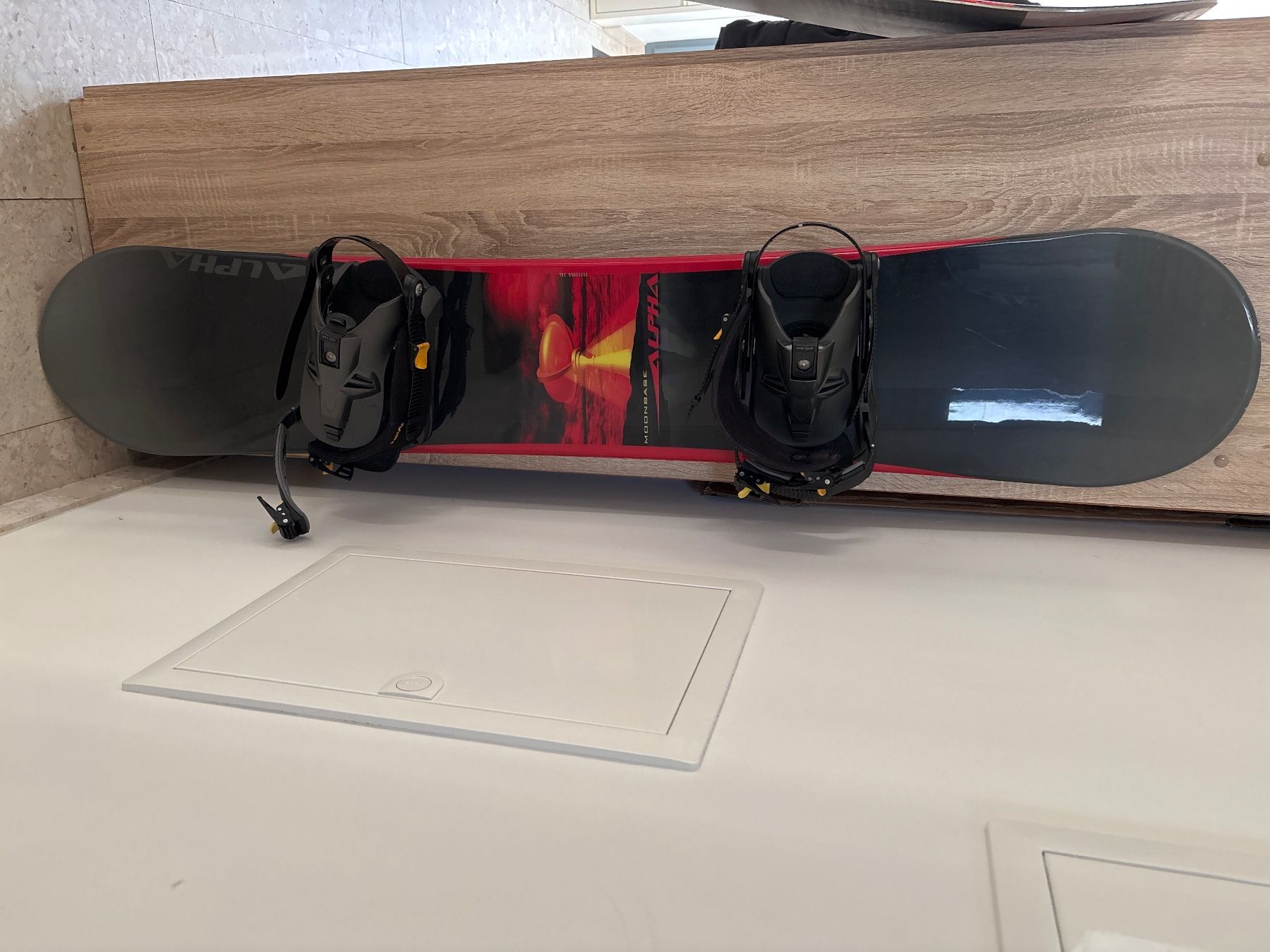 Board: ALPHA MOONBASE 152 cm, mit HEAD POWERBASE  Bindung Gr. L – Usato da Mont-sur-Lausanne venduto da _ValentinTuregano