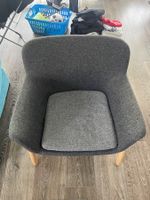 Sessel dunkelgrau mit Holzbeinen gebrauchter Zustand
