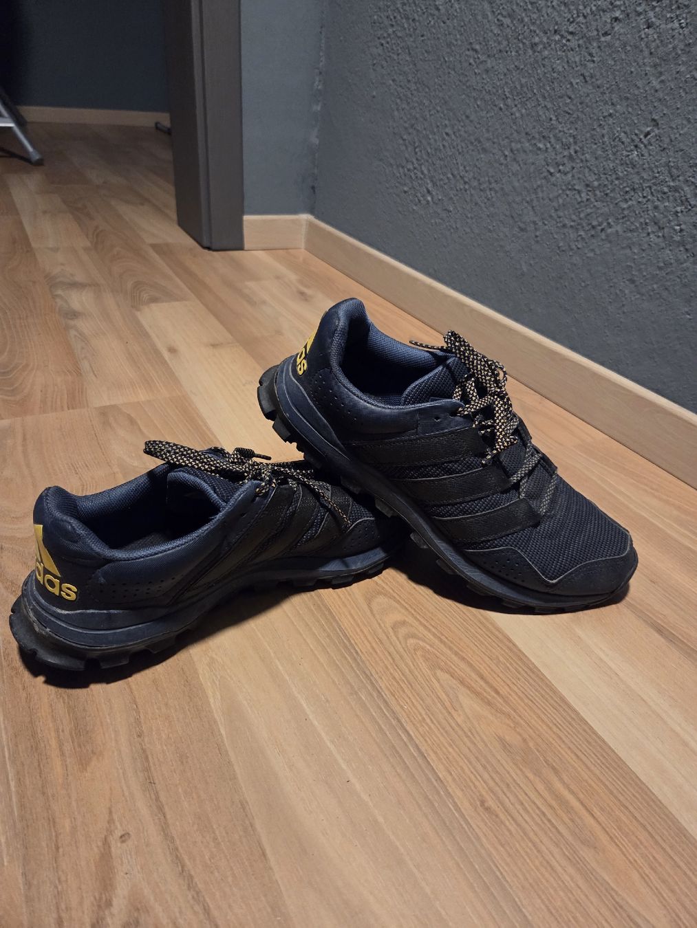 Adidas Herrenschuhe: Adidas Schuh, Herren Grösse 43 1/3 – Gebraucht aus Kippel von nosei29 2