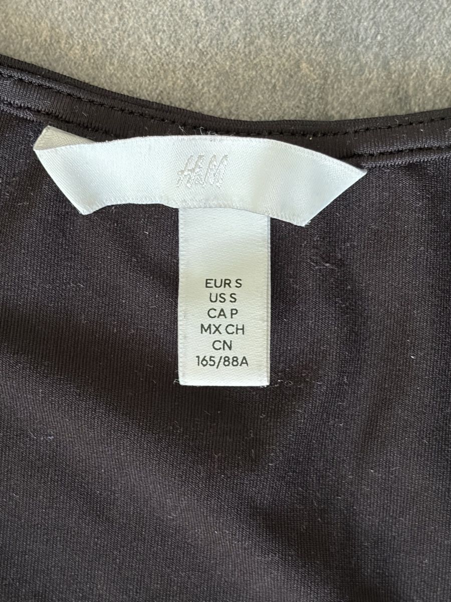 H&M T-shirts: 2 H&M Oberteile, Grösse S – D'occasion à Wängi par rose259 7