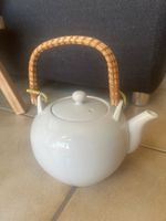 Théière en porcelaine blanche avec poignée en bois tressé