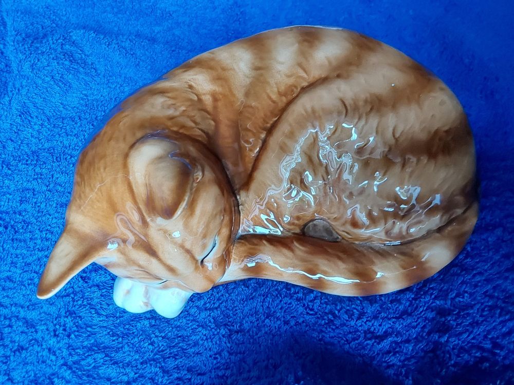 Vivid Arts Real Life Katze Schlafend, Rot – Naturgetreue Gartenfigur Aus Frost- & UV-beständigem Kunstharz
