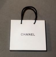 Petit sac Chanel blanc en papier 