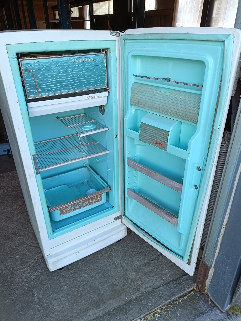 Kühlschrank: Antiker Retro Kühlschrank – Defekt aus Tuggen von andimuk