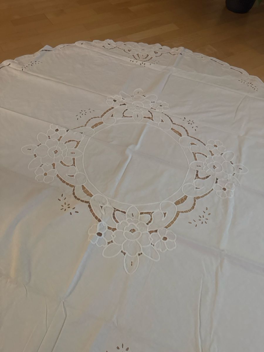 Sonstige Tischwäsche: Weisse Tischdecke mit Blumenmuster, Durchmesser 160cm – Gebraucht aus Abtwil SG von ale2002 3