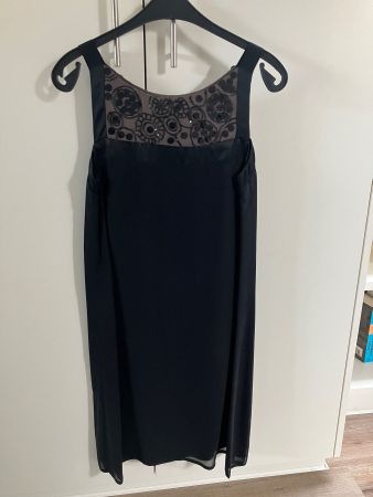 Robe habillée d'été noire avec broderies et paillettes