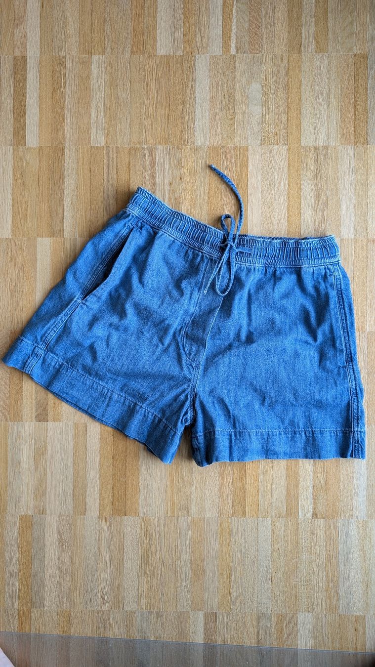 Cos Jeans: Shorts COS – Nuovo (secondo la descrizione) da Meyrin venduto da jes_yr5m
