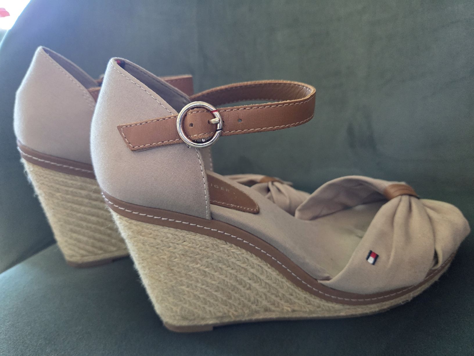 Tommy Hilfiger Damenschuhe: Tommy Hilfiger beige Keilsandaletten – Gebraucht aus Emmen von GrabandGo 1