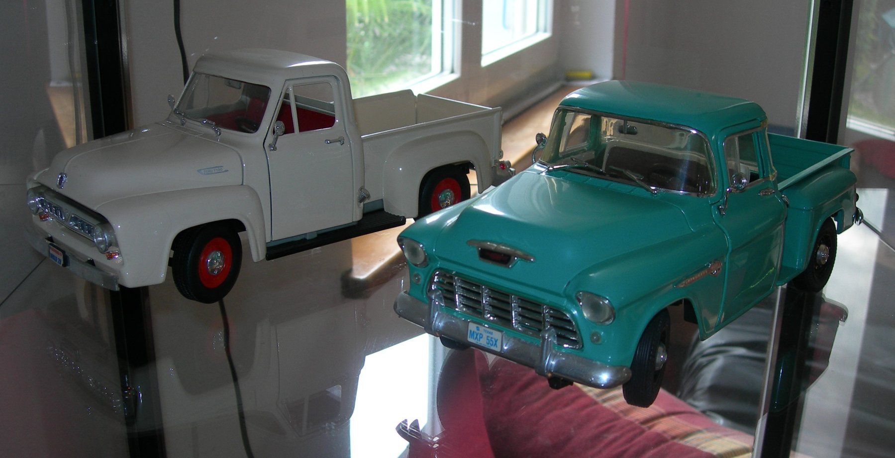 Modellini d'auto: Modellautosammlung inkl. beleuchteter Vitrine – Usato da Zuchwil venduto da Upan 1
