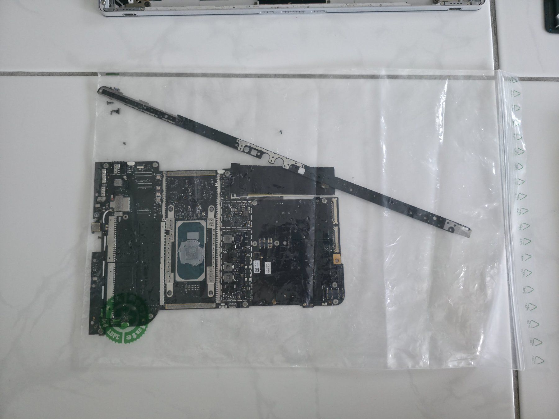Microsoft Notebooks: Defektes SurfaceBook 3 – Defekt aus Luzern von i-ahhdisney 4