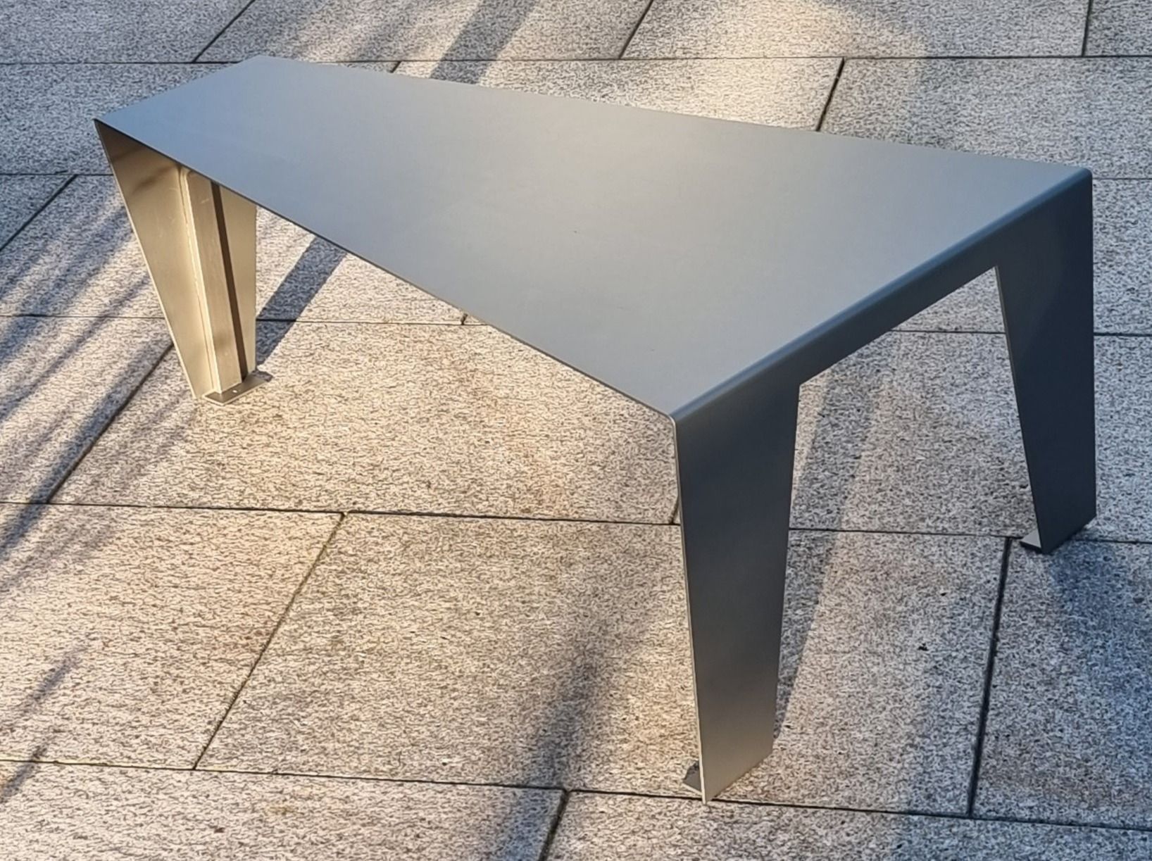 Tavoli: Alu Beistelltischchen in Trapezform – Nuovo e nell'imballaggio originale da Obergerlafingen venduto da dede-SO 3