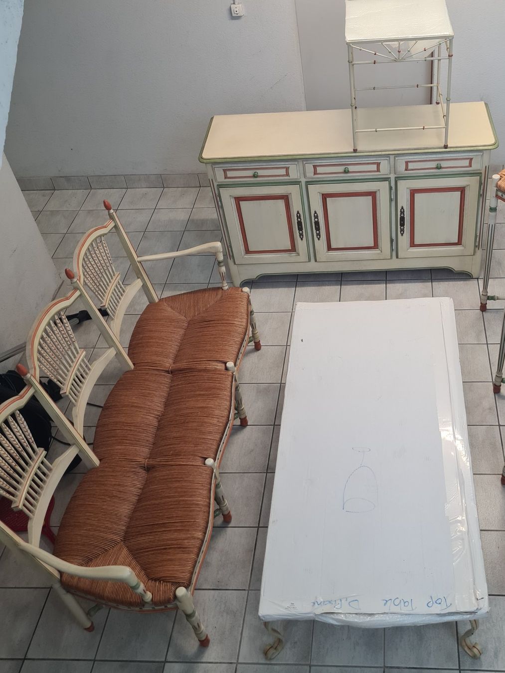Set di tavolo e panche: Ensemble, un banc, une commode, et deux tables base – Usato da Monthey venduto da 187-zeroo