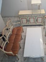 Ensemble, un banc, une commode, et deux tables base