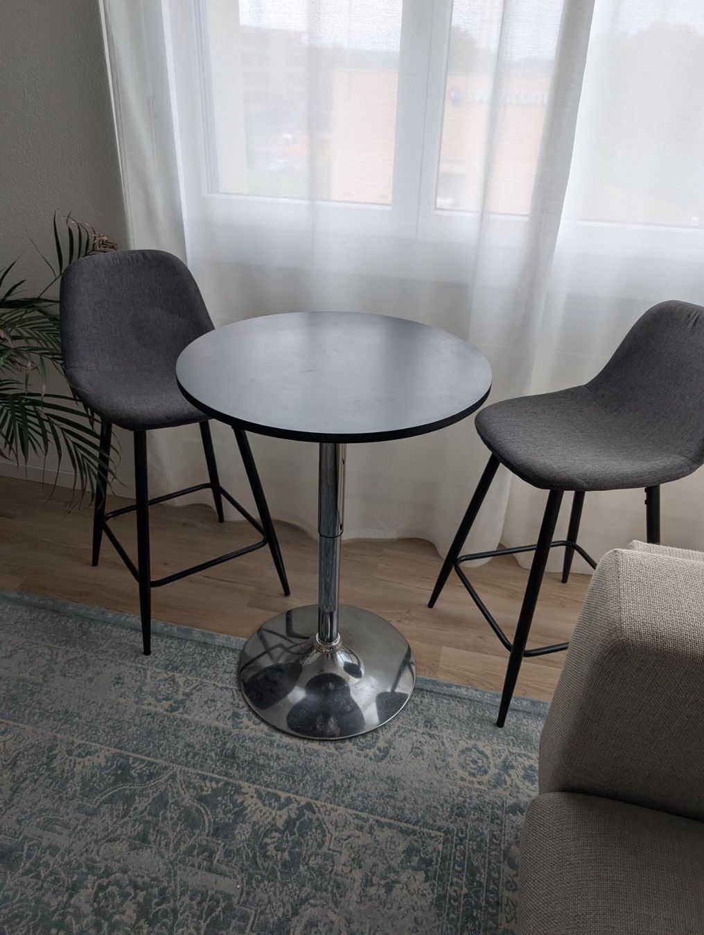 Tavoli: Modern High Table with 2 Bar Chairs Excellent Condition – Usato da Pfäffikon SZ venduto da mag_q79n 2