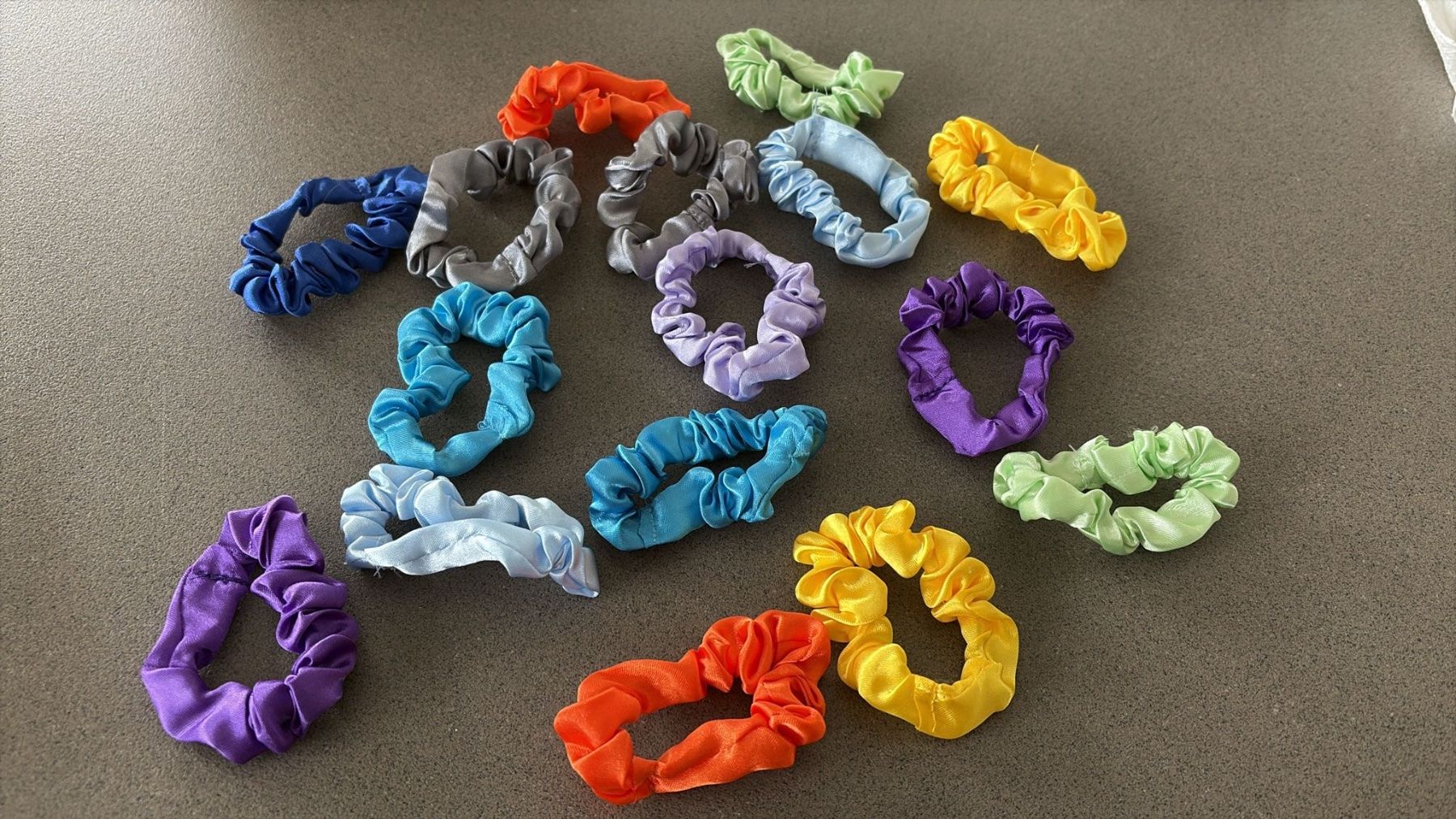 Accessori per capelli: Verschiedene Scrunchies – Nuovo (secondo la descrizione) da Bonaduz venduto da cfm_5s5j