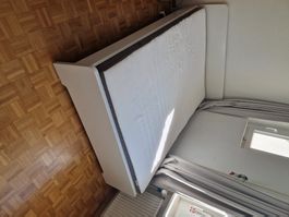 Neuwertiges weisses Doppelbett mit Matratze 140x200