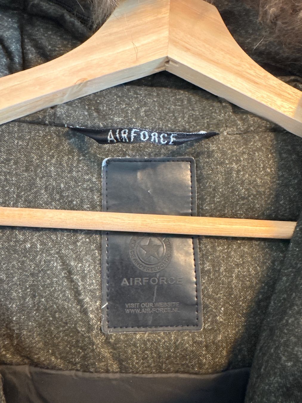 Giacche: Airforce Winterjacke Gr. M mit Kunstpelz – Usato da Reinach BL venduto da SophiesFundgrube 1