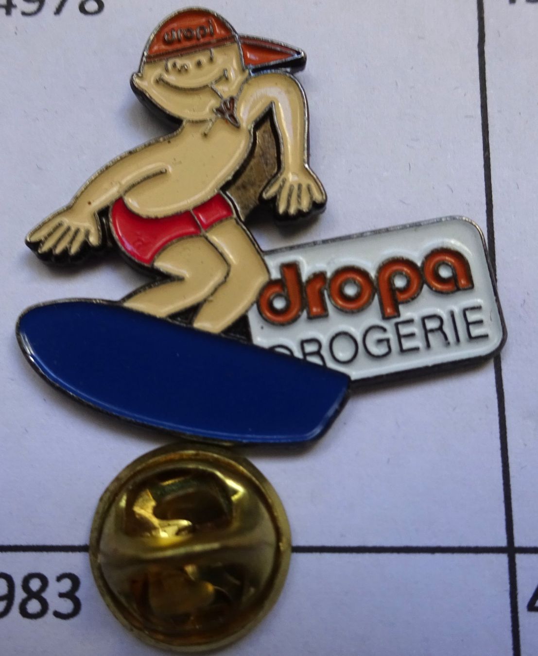 Plaketten & Abzeichen: Pin Drogerie DROPA  Knabe – Gebraucht aus Utzenstorf von BUtter81