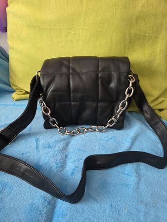 Schwarze Umhängetasche mit Kette – perfekt für alles