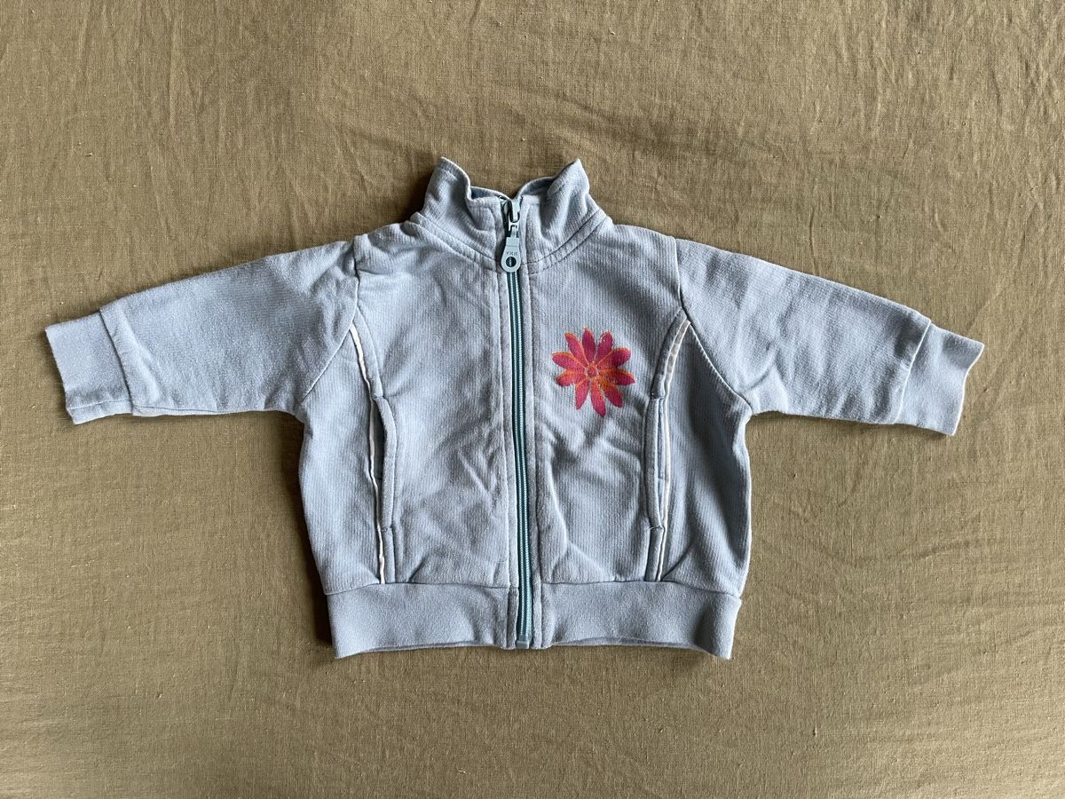 Jacken & Mäntel: Sweatjacke, hellblau mit Blume,  Grösse 62/68 – Gebraucht aus Hirzel von carta9