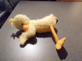 Ente gelb, lange Füsse, liegend