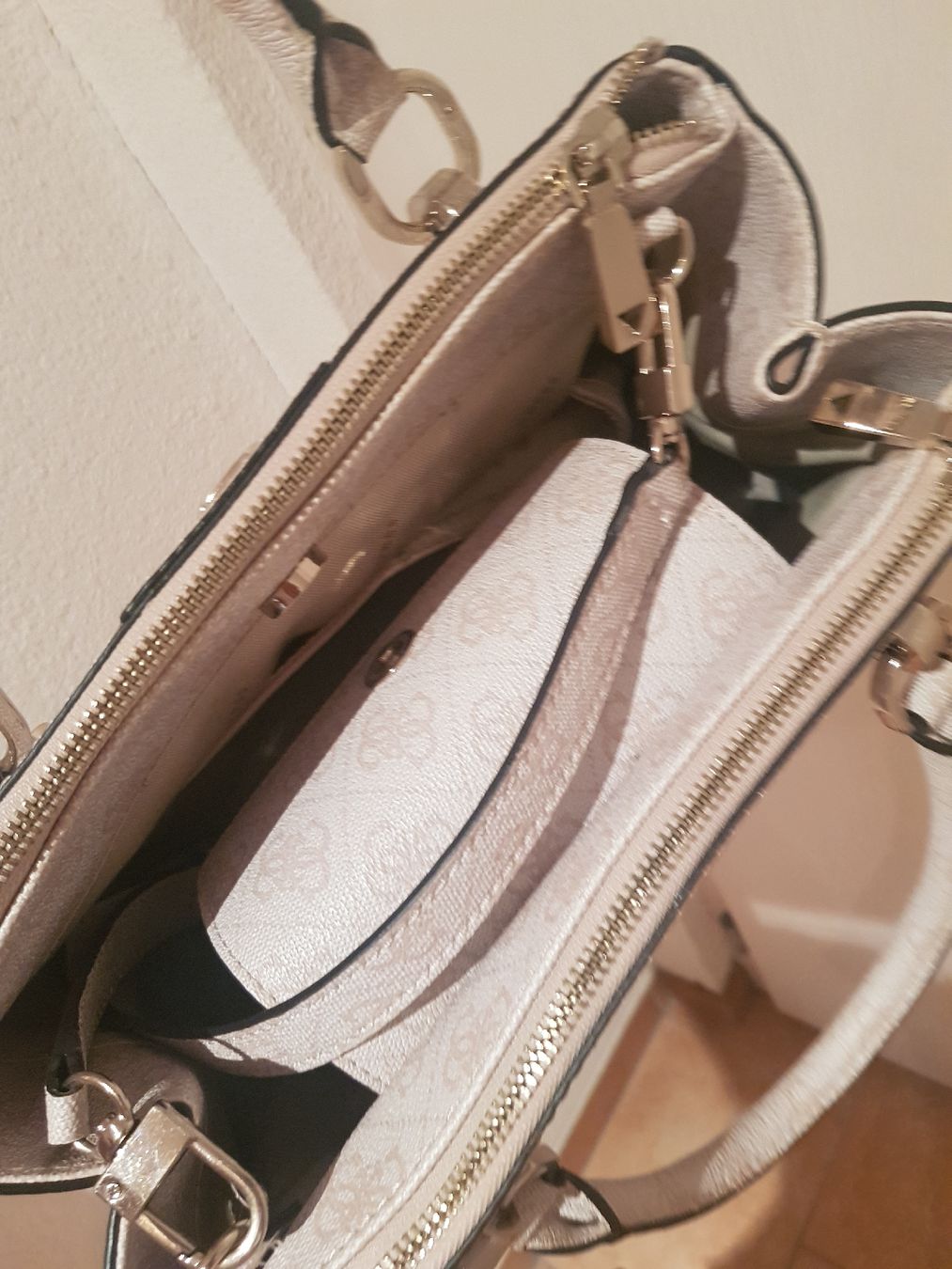 Guess Taschen für Damen: Damen Guess Tasche – Gebraucht aus Zihlschlacht von Sun25 2