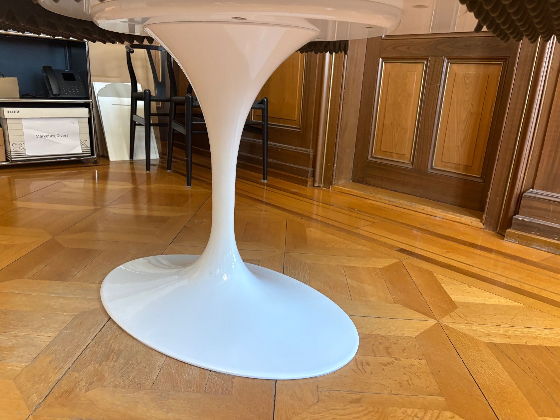 Tische: Tisch oval weiss mit Tulpenfuss – Gebraucht aus Zürich von BGPZH 4