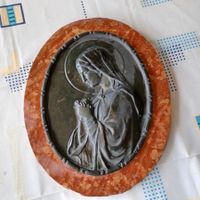 antike Madonna aus Blech auf Marmorplatte