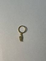 Einzelner Mini Hoop Blatt mit Steinen