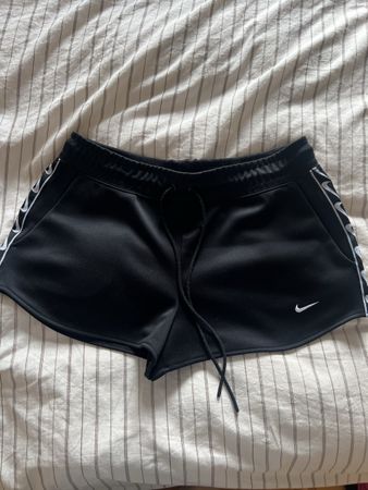 Nike shorts in L