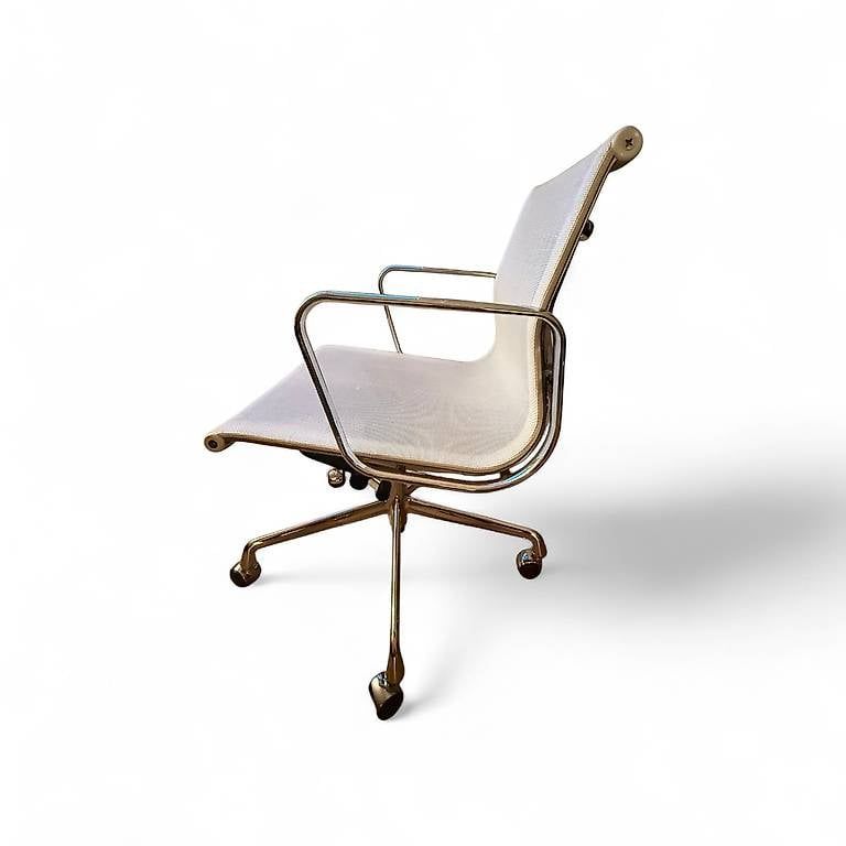 Vitra Sedie: 1 von 3 Vitra Eames Aluchair EA 117 netz weiss – Usato da Zürich venduto da style-and-design.zh 3