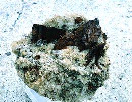 Mineral: Siderit scharfkantig mit Rutil und hellen Quarzen