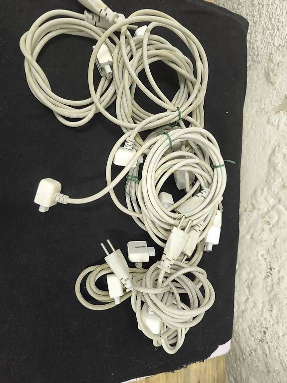 Apple Kabel: Stromkabel mit Schweizer Stecker – Gebraucht aus Binningen von saviola01 1