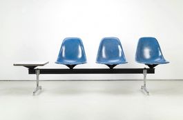 Eames tandem seating mit Tisch