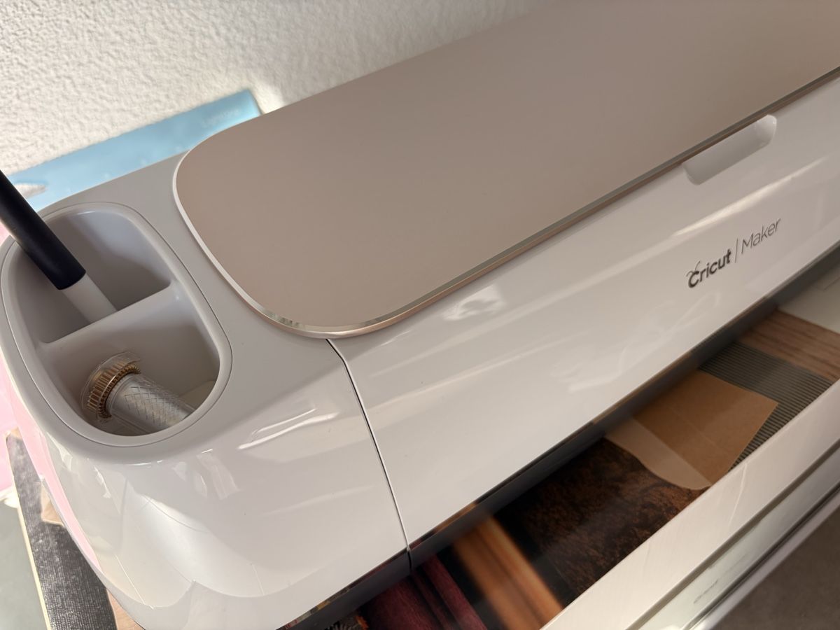 Cricut Kit bricolage: Machine de découpe Cricut Maker avec accessoires – Nuovo (secondo la descrizione) da Le Mont-sur-Lausanne venduto da it-sell