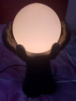 Dekorative Kugellampe / Mondlampe mit schwarzem Sockel