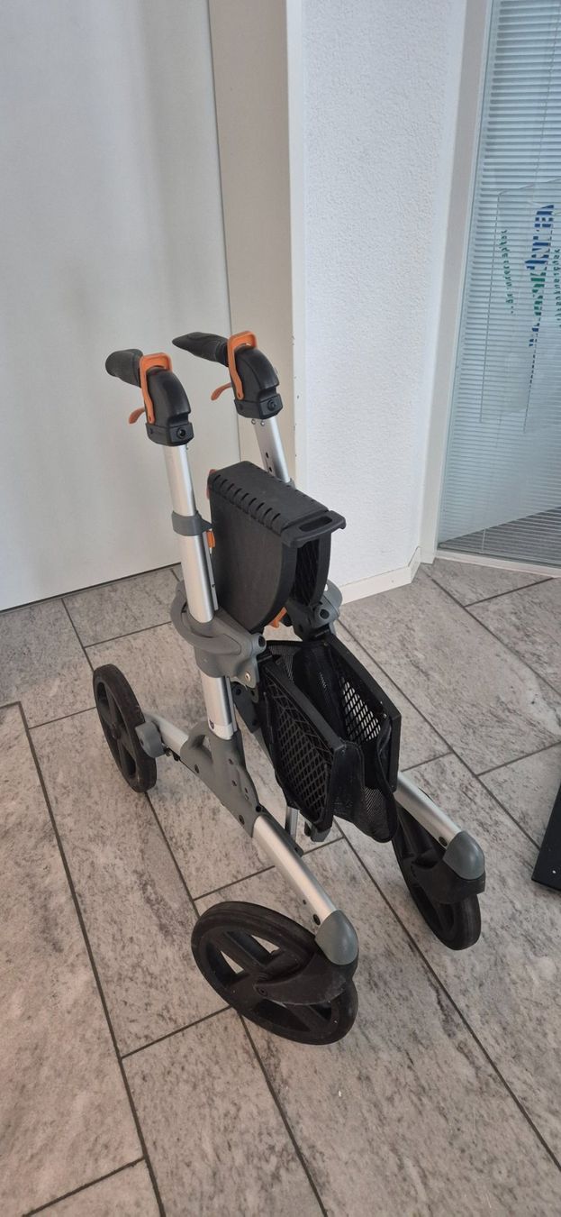 Aides à la marche: Rollator – D'occasion à Huttwil par Hpb7 1