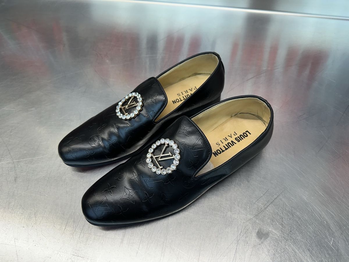 Louis Vuitton Chaussures hommes: Louis Vuitton schwarz mit Schmuckstein – D'occasion à Schwende par weesli