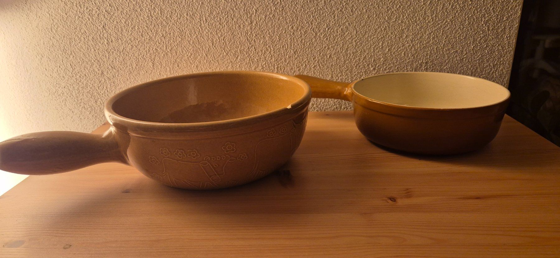Schalen: Fondue Klassiker,2 Caquelons, einer mit abgesprungenem Stück – Gebraucht aus Dietikon von dorum 5