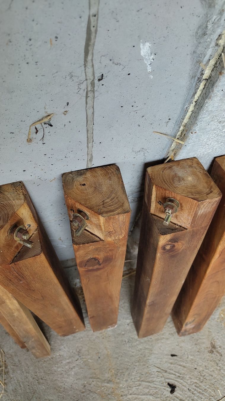 Altri mobili: teak Holz Tischbeine  – Usato da Nennigkofen venduto da Love4al 2