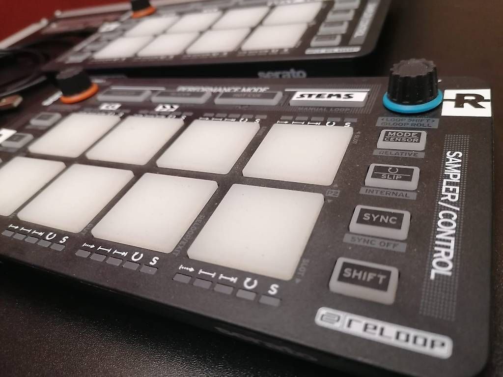 Console di mixaggio: 2 Stück Reloop Neon Pad Controller für Serato DJ – Usato da Bern venduto da Ph1l1pp3_A 1