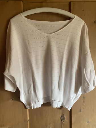 Leichtes Strickshirt mit Fledermausärmeln Größe L