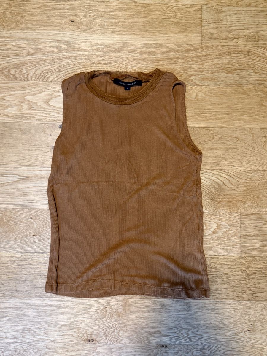 French Connection Top: BRAUNES GERIPPTES TANKTOP, FRENCH CONNECTION – Usato da Zürich venduto da dbu_s8p2 1