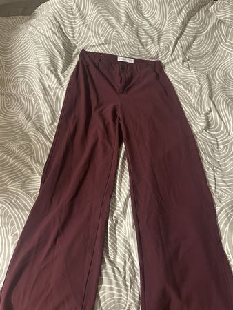 Damen Hose weit Beere Grösse 42 von Bershka
