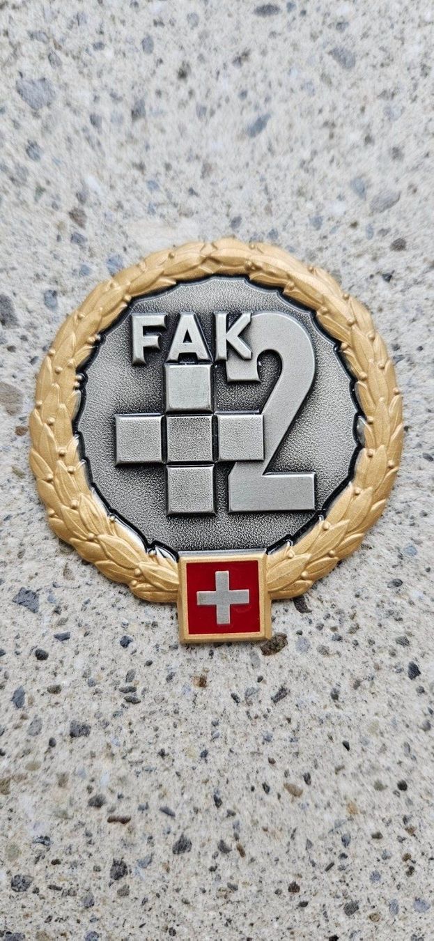 Schweizer Armee Placchette & Badge: *** Beretemblem Gold Offizier Schweizer Armee *** – Nuovo e nell'imballaggio originale da Riedholz venduto da fr_sIruP